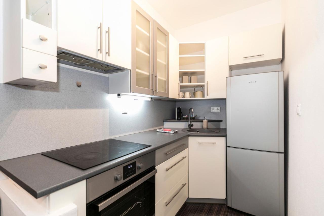 Alure Residences 3 & 24H Self Check-In, Parking In The Garage In The Apartment Building Included, New Building, Terrace, Green Location With A Forest Park With A Lake, Children'S Playground Banská Bystrica Eksteriør bilde
